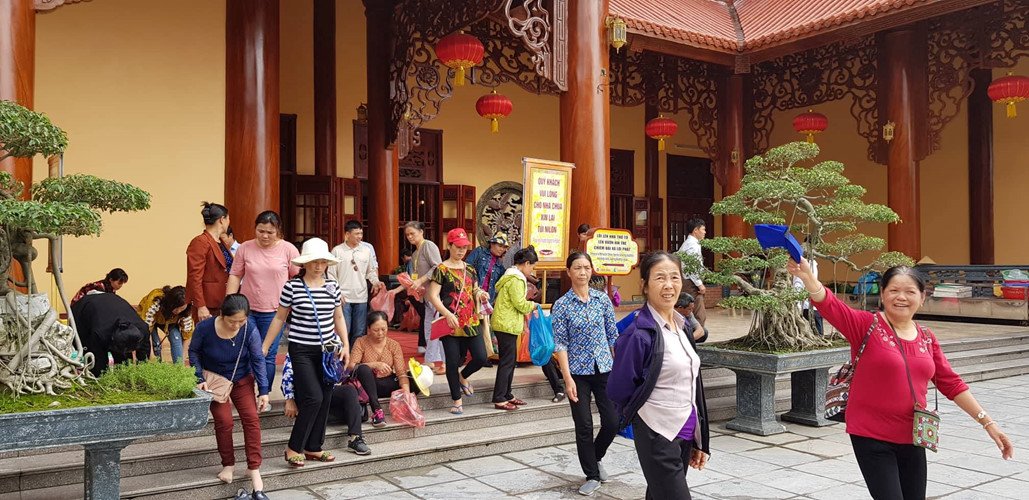 Trước tâm bão truyền bá vong báo oán, chùa Ba Vàng vẫn đông người
