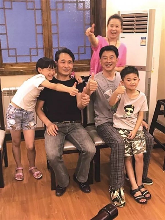 Gia đình của anh Vinh và anh Dân.