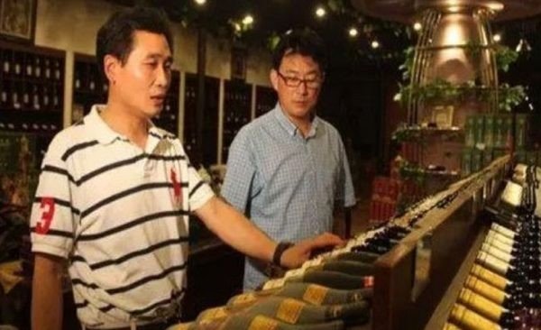 Để báo đáp ân tình của anh Dân năm xưa, anh Vinh đã dốc 10 triệu tệ để giúp anh Dân trở thành chủ tịch một nhà máy rượu ở Từ Châu.