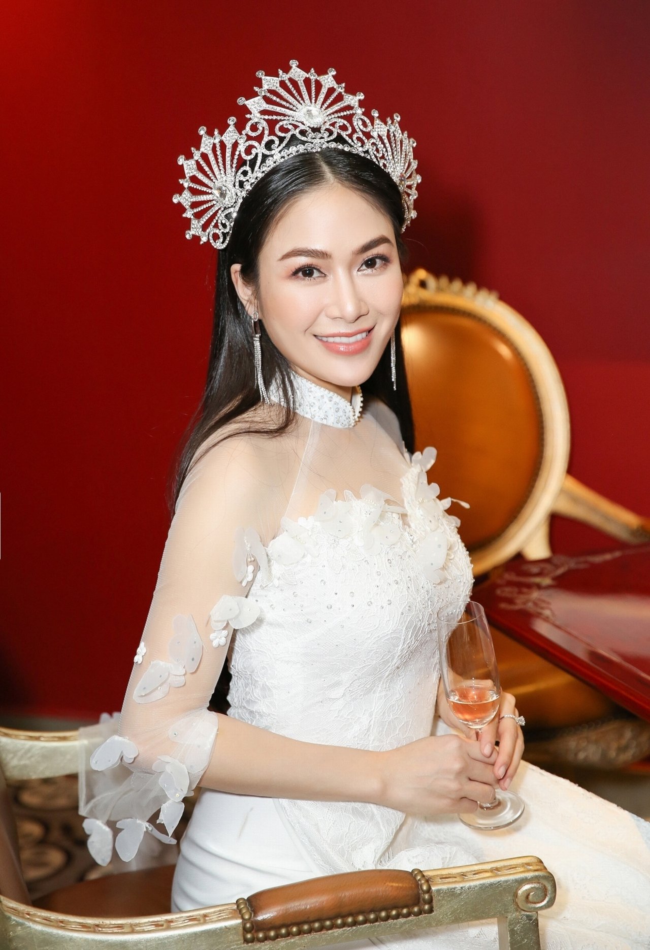 dan-sao-den-chuc-mung-hoa-hau-tuyet-nga