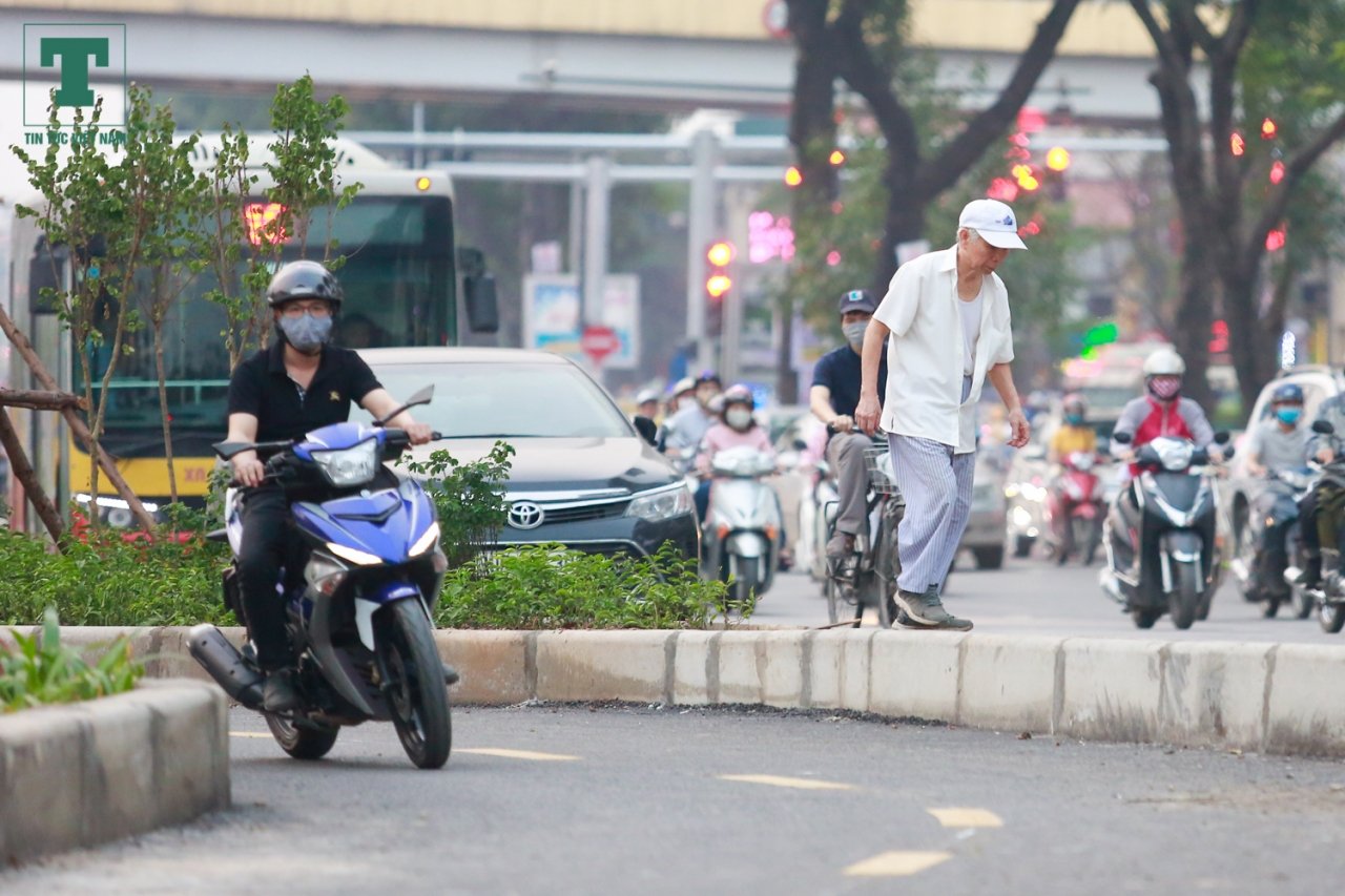 gio-cao-diem-xe-may-vo-tu-di-tren-con-duong-danh-cho-xe-dap-dau-tien-tai-ha-noi