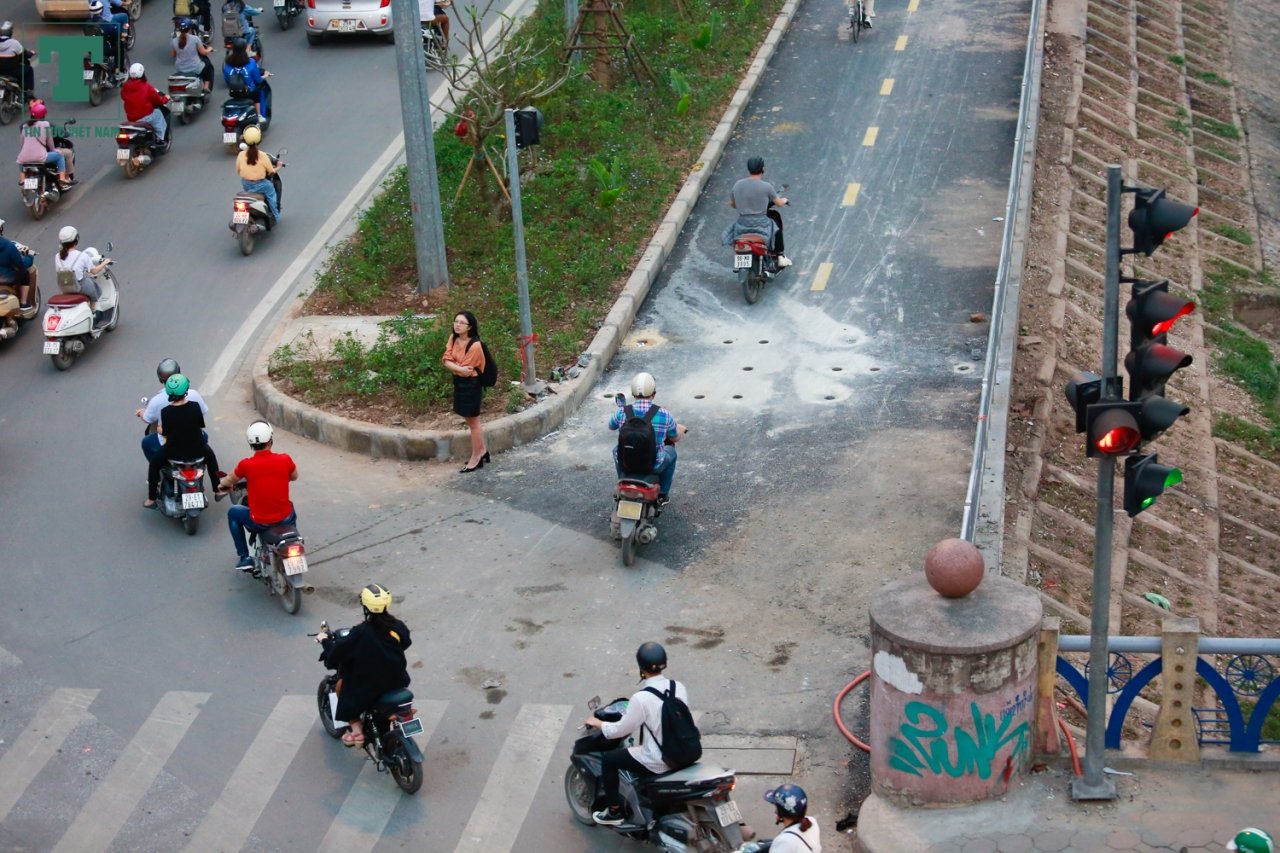 gio-cao-diem-xe-may-vo-tu-di-tren-con-duong-danh-cho-xe-dap-dau-tien-tai-ha-noi