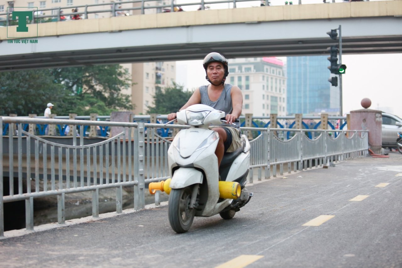 gio-cao-diem-xe-may-vo-tu-di-tren-con-duong-danh-cho-xe-dap-dau-tien-tai-ha-noi