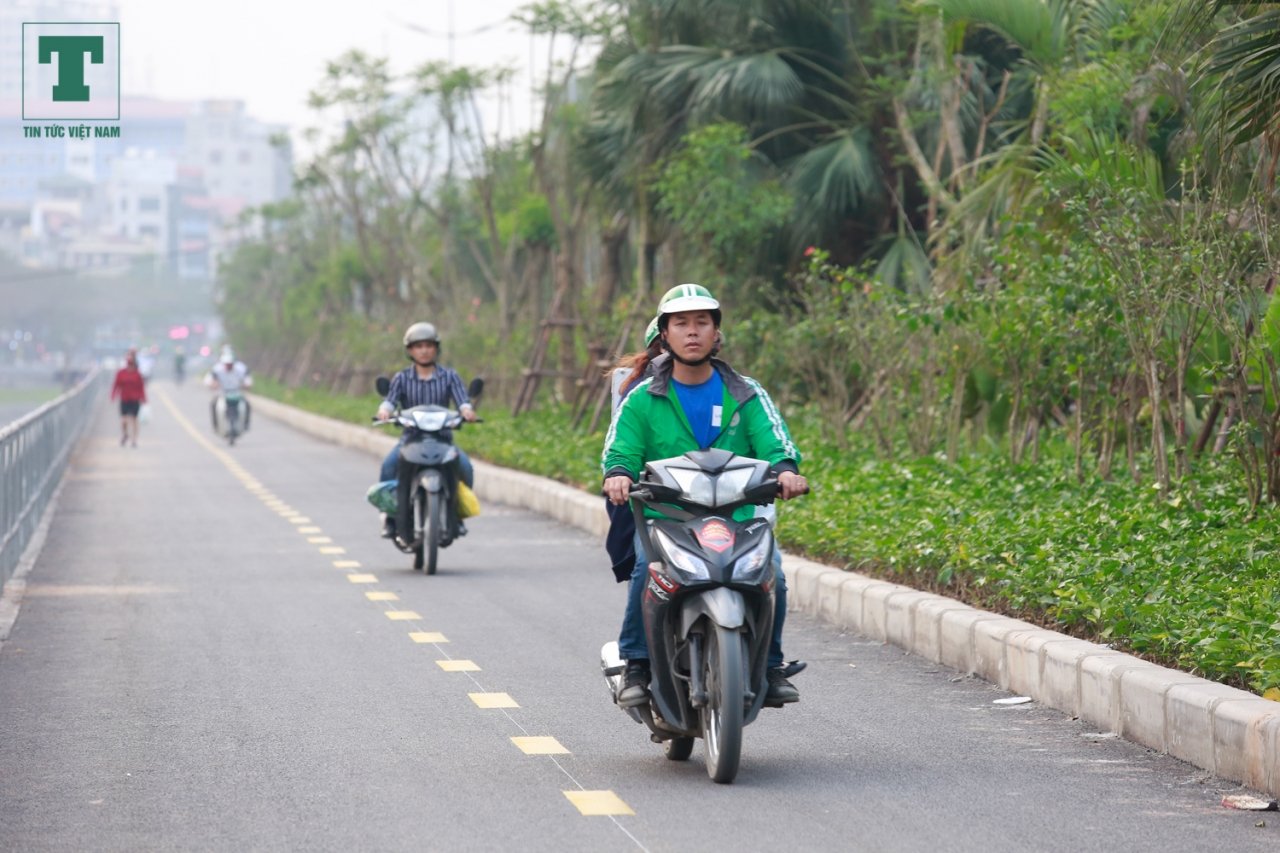 gio-cao-diem-xe-may-vo-tu-di-tren-con-duong-danh-cho-xe-dap-dau-tien-tai-ha-noi