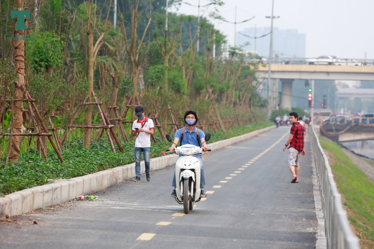 gio-cao-diem-xe-may-vo-tu-di-tren-con-duong-danh-cho-xe-dap-dau-tien-tai-ha-noi