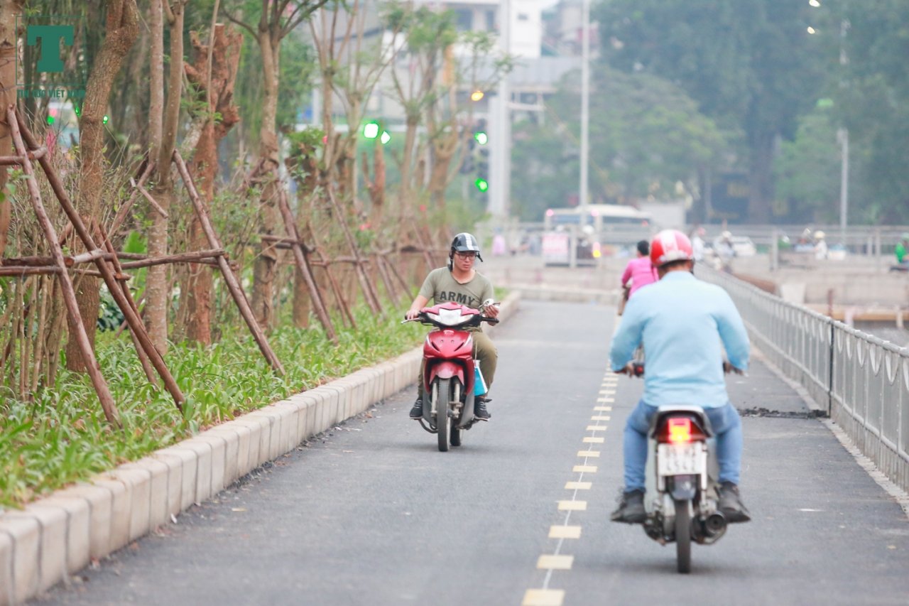 gio-cao-diem-xe-may-vo-tu-di-tren-con-duong-danh-cho-xe-dap-dau-tien-tai-ha-noi