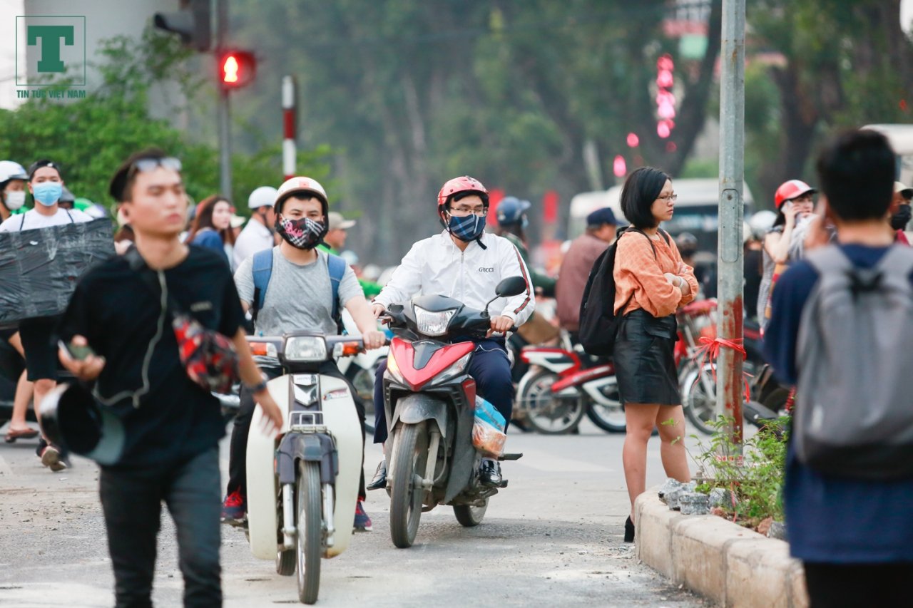 gio-cao-diem-xe-may-vo-tu-di-tren-con-duong-danh-cho-xe-dap-dau-tien-tai-ha-noi