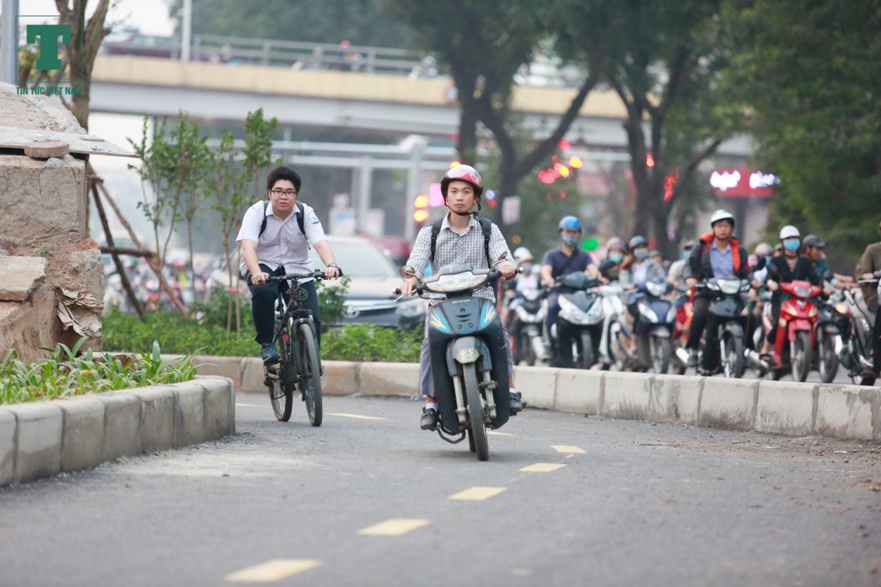 gio-cao-diem-xe-may-vo-tu-di-tren-con-duong-danh-cho-xe-dap-dau-tien-tai-ha-noi