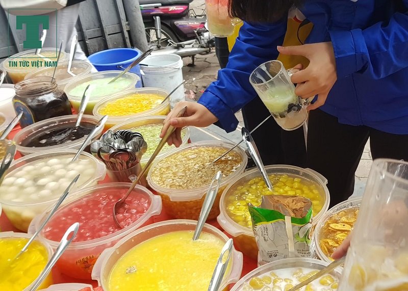 Buffet chè tự chọn vỉa hè giá rẻ phục vụ chủ yếu học sinh, sinh viên.