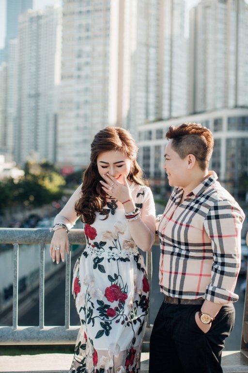 Ảnh cưới của cặp đồng tính nữ vượt nửa vòng trái đất để yêu