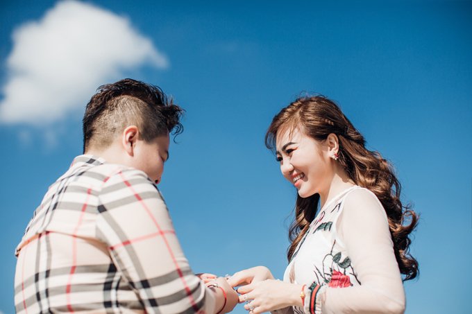 Ảnh cưới của cặp đồng tính nữ vượt nửa vòng trái đất để yêu