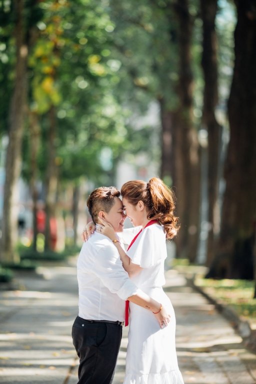 Ảnh cưới của cặp đồng tính nữ vượt nửa vòng trái đất để yêu