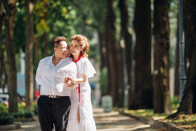 Ảnh cưới của cặp đồng tính nữ vượt nửa vòng trái đất để yêu