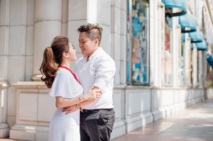 Ảnh cưới của cặp đồng tính nữ vượt nửa vòng trái đất để yêu