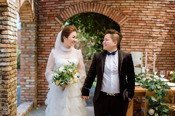 Ảnh cưới của cặp đồng tính nữ vượt nửa vòng trái đất để yêu