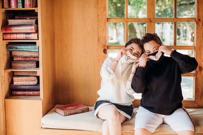 Ảnh cưới của cặp đồng tính nữ vượt nửa vòng trái đất để yêu