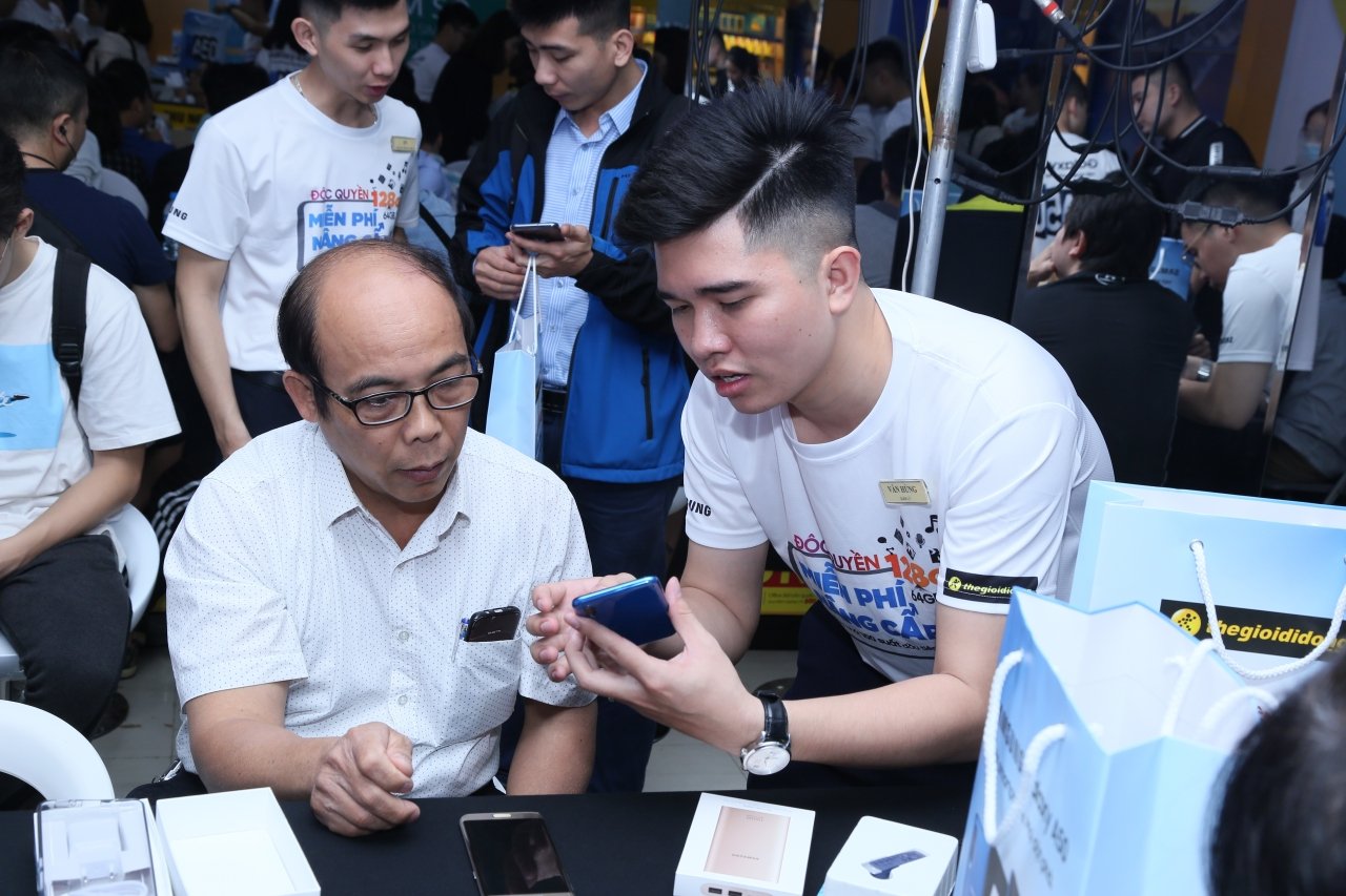 smartphone-7-trieu-dong-co-cam-bien-van-tay-trong-man-hinh-pha-ky-luc-dat-hang-o-vn