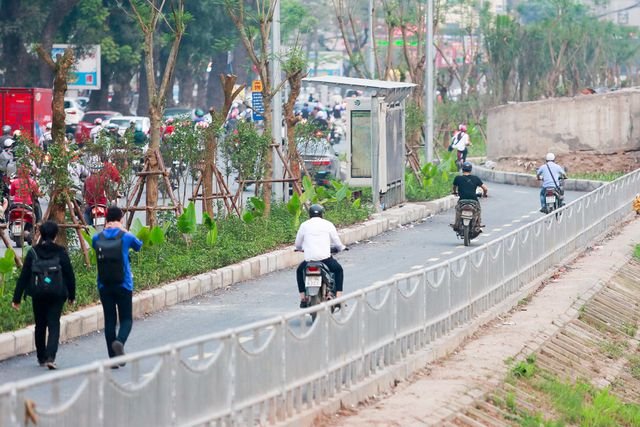 tin-tai-nan-giao-thong-moi-nhat-233-bot-cai-lay-tiep-tuc-bi-hoan-thu-phi-xe-may-tran-vao-con-duong-di-bo-o-ha-noi
