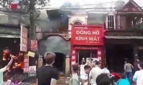 Cháy lớn thiêu rụi nhiều nhà dân ở Hà Tĩnh