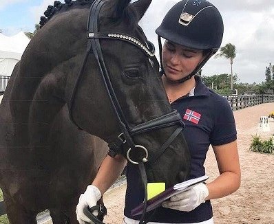 Bố cho tỷ đôla, con gái vẫn đi làm công kiếm kiền