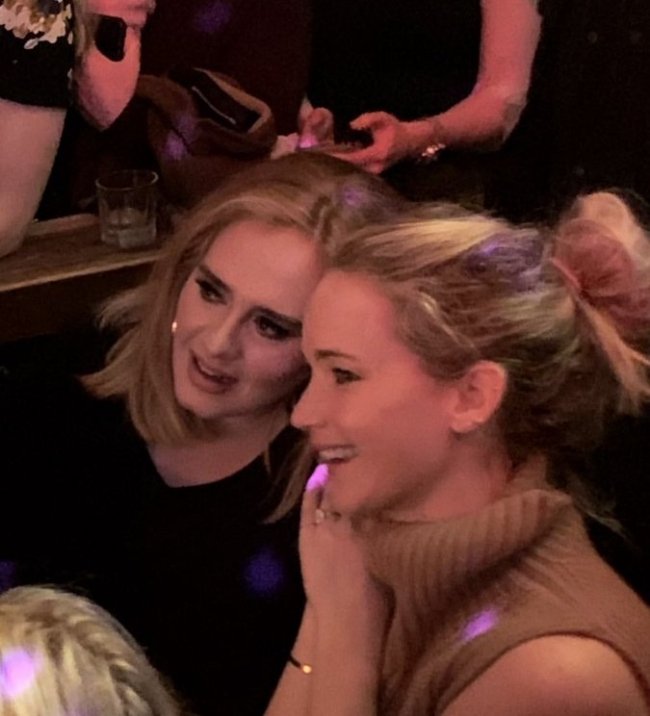adele-va-jennifer-lawrence-au-da-tai-quan-bar-danh-cho-nguoi-dong-tinh