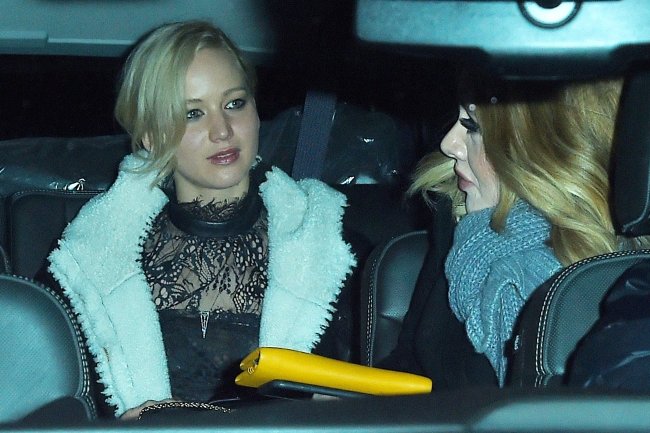 adele-va-jennifer-lawrence-au-da-tai-quan-bar-danh-cho-nguoi-dong-tinh