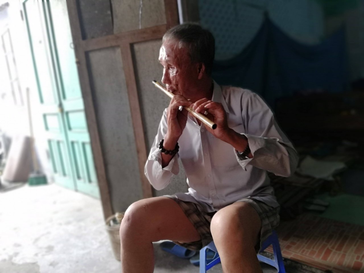 thon-thuc-tieng-sao-trua-cua-ong-lao-mu-noi-pho-hoi