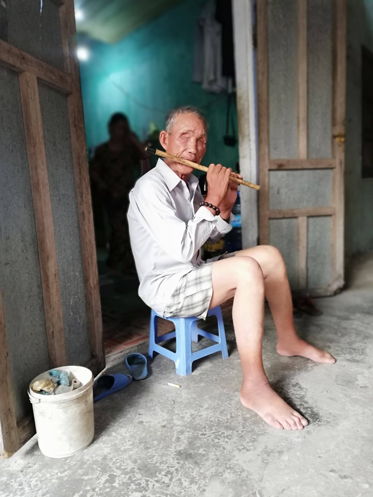 thon-thuc-tieng-sao-trua-cua-ong-lao-mu-noi-pho-hoi