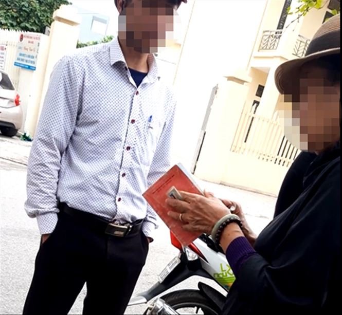 Ngã giá tại phòng quản lý xuất nhập cảnh