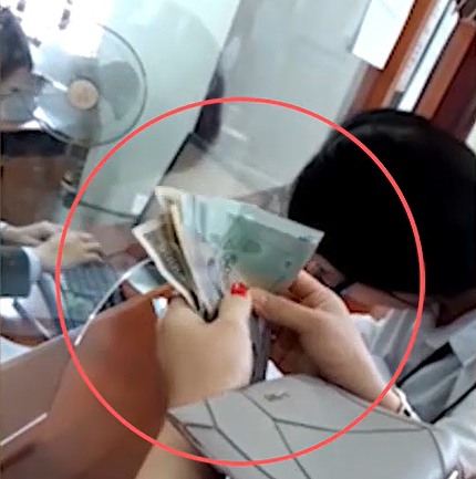 Ngã giá tại phòng quản lý xuất nhập cảnh