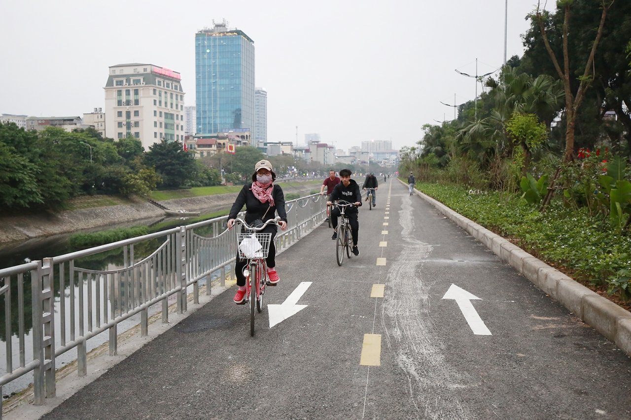 nguoi-dan-khe-ne-vac-xe-vuot-rao-vao-duong-uu-tien-nguoi-di-bo-dau-tien-tai-ha-noi