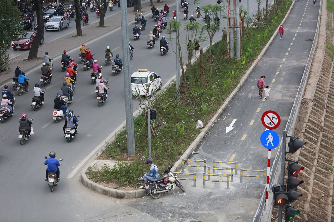 nguoi-dan-khe-ne-vac-xe-vuot-rao-vao-duong-uu-tien-nguoi-di-bo-dau-tien-tai-ha-noi