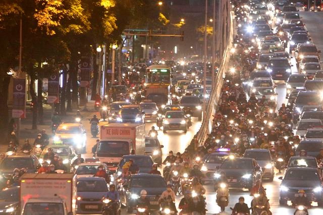 Hình ảnh bạt ngàn ô tô chiếm hết lòng đường trong giờ cao điểm ở Hà Nội