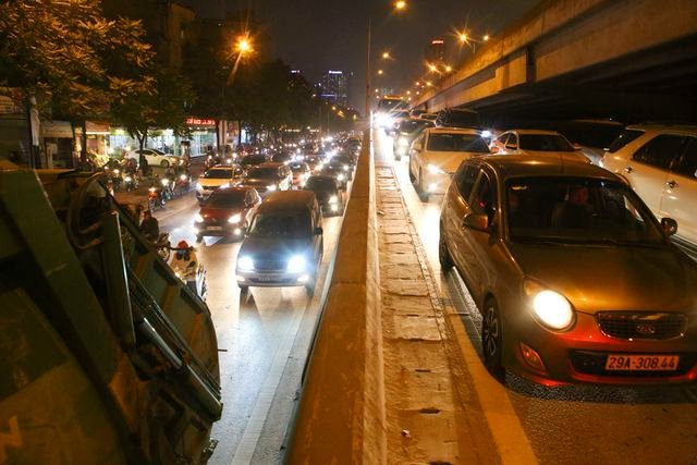Hình ảnh bạt ngàn ô tô chiếm hết lòng đường trong giờ cao điểm ở Hà Nội