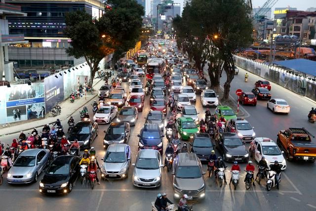 Hình ảnh bạt ngàn ô tô chiếm hết lòng đường trong giờ cao điểm ở Hà Nội