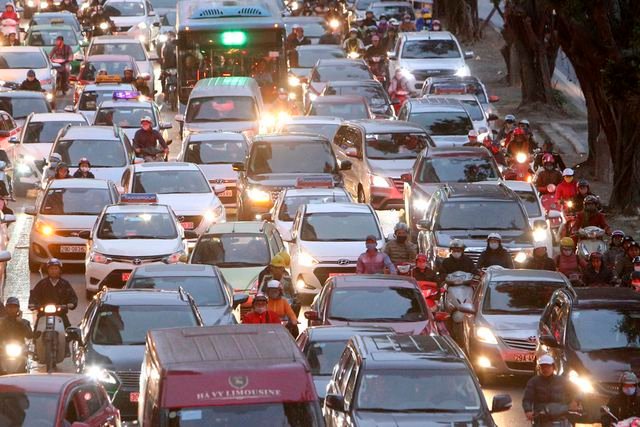Hình ảnh bạt ngàn ô tô chiếm hết lòng đường trong giờ cao điểm ở Hà Nội