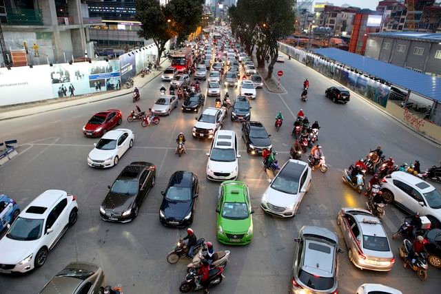 Hình ảnh bạt ngàn ô tô chiếm hết lòng đường trong giờ cao điểm ở Hà Nội