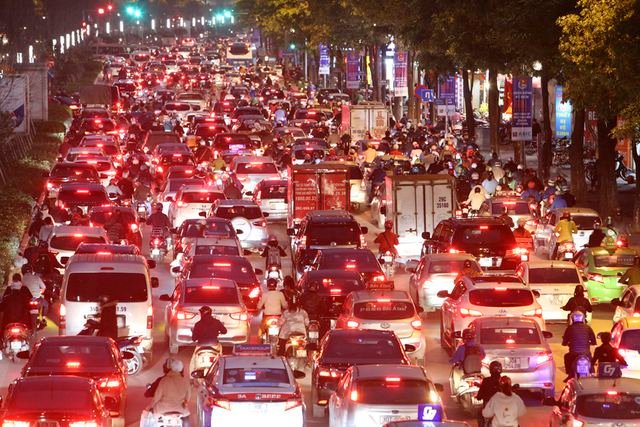 Hình ảnh bạt ngàn ô tô chiếm hết lòng đường trong giờ cao điểm ở Hà Nội