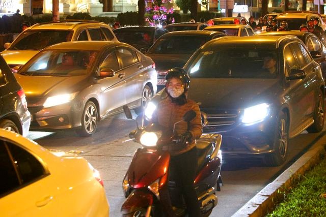 Hình ảnh bạt ngàn ô tô chiếm hết lòng đường trong giờ cao điểm ở Hà Nội