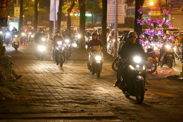 Hình ảnh bạt ngàn ô tô chiếm hết lòng đường trong giờ cao điểm ở Hà Nội