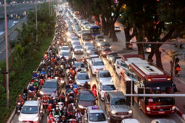 Hình ảnh bạt ngàn ô tô chiếm hết lòng đường trong giờ cao điểm ở Hà Nội