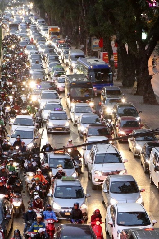 Hình ảnh bạt ngàn ô tô chiếm hết lòng đường trong giờ cao điểm ở Hà Nội