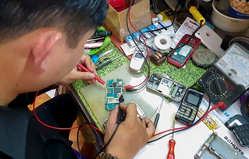 Người đam mê phục chế điện thoại cổ