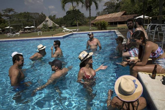Đôi doanh nhân Venezuela tổ chức đám cưới xa hoa giữa cảnh khủng hoảng