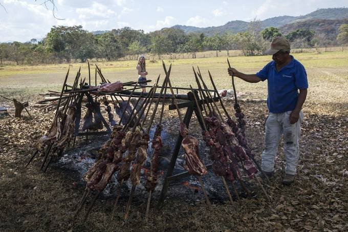 Đôi doanh nhân Venezuela tổ chức đám cưới xa hoa giữa cảnh khủng hoảng