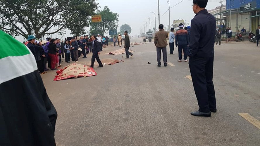 hien-truong-kinh-hoang-vu-xe-khach-dam-doan-nguoi-dua-tang-lam-7-nguoi-chet