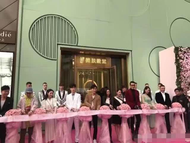 nghi-van-pham-bang-bang-dang-mang-thai-voi-ly-than-giua-tin-don-sap-tro-lai-showbiz