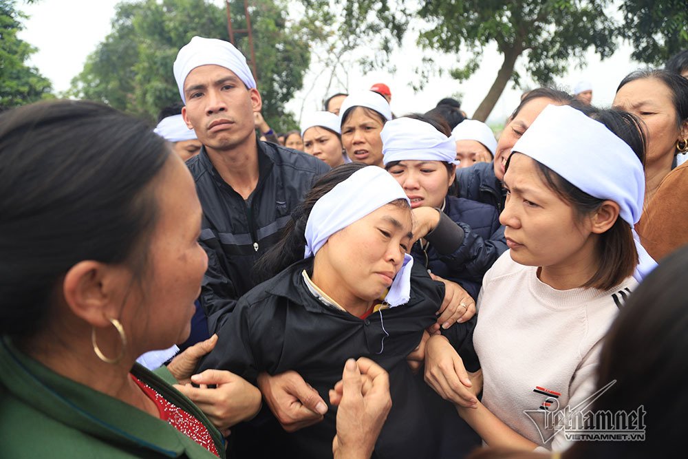 Tai nạn 7 người chết: Đại tang cả thôn, khăn trắng phủ kín đường làng