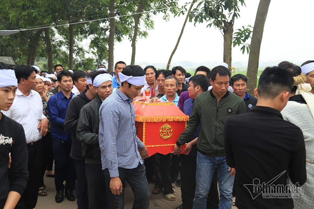 Tai nạn 7 người chết: Đại tang cả thôn, khăn trắng phủ kín đường làng