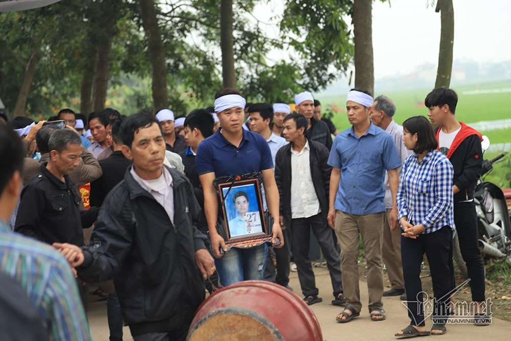 Tai nạn 7 người chết: Đại tang cả thôn, khăn trắng phủ kín đường làng